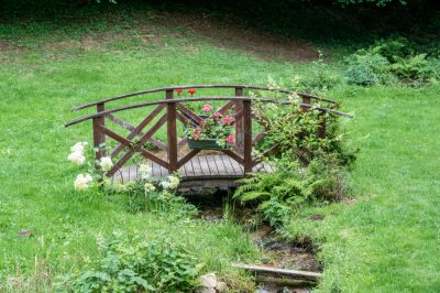 Ideen für einen selbst gestalteten Bachlauf im Garten