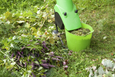 Que fait le film contre les mauvaises herbes et comment est-il installé?