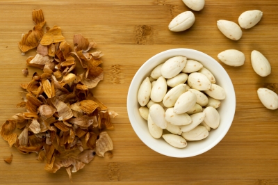 Épluchez les amandes - retirez l'intérieur avec de l'eau chaude