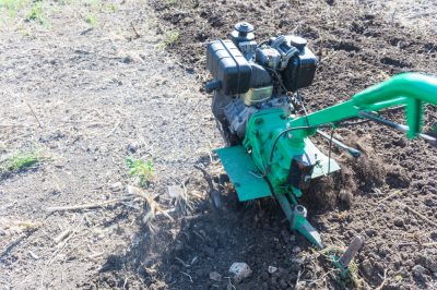 Déterrer la pelouse avec un motoculteur