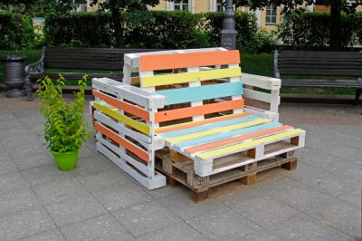 Une chaise de plage confortable fabriquée à partir de palettes européennes